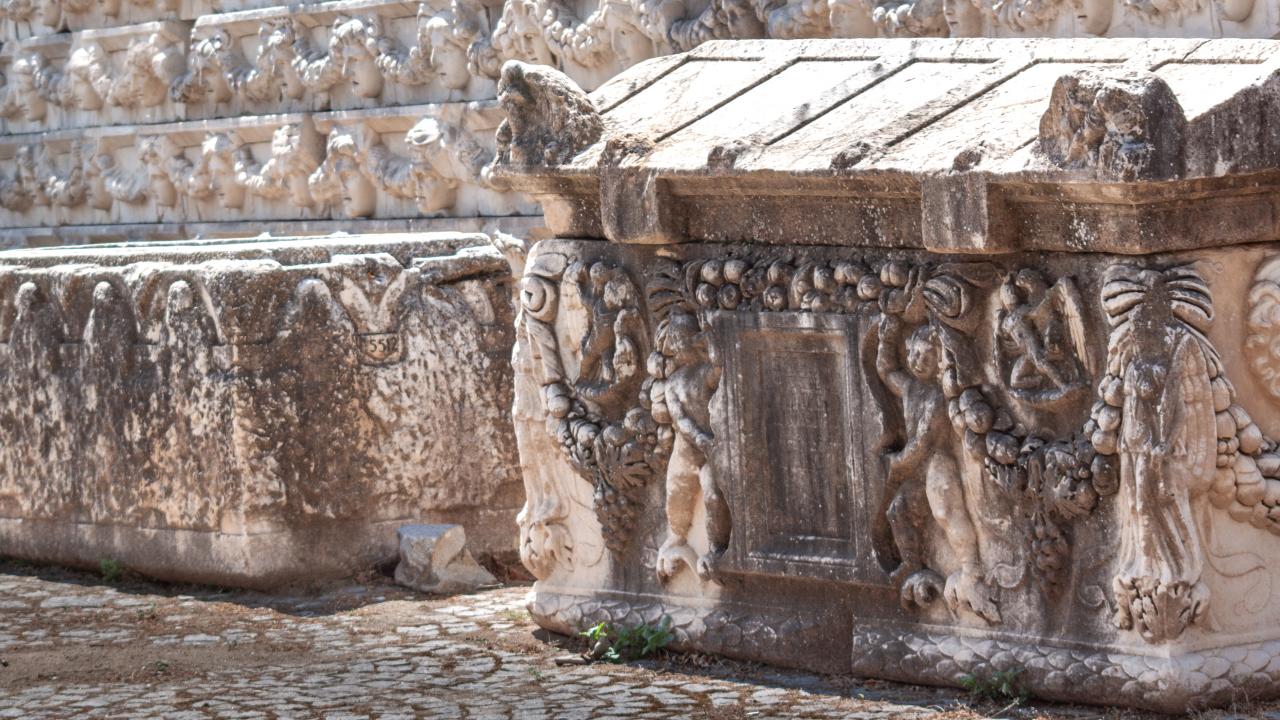 1867 tarihinden itibaren de Karacasu İlçesi olarak Aydın’a bağlanmıştı.