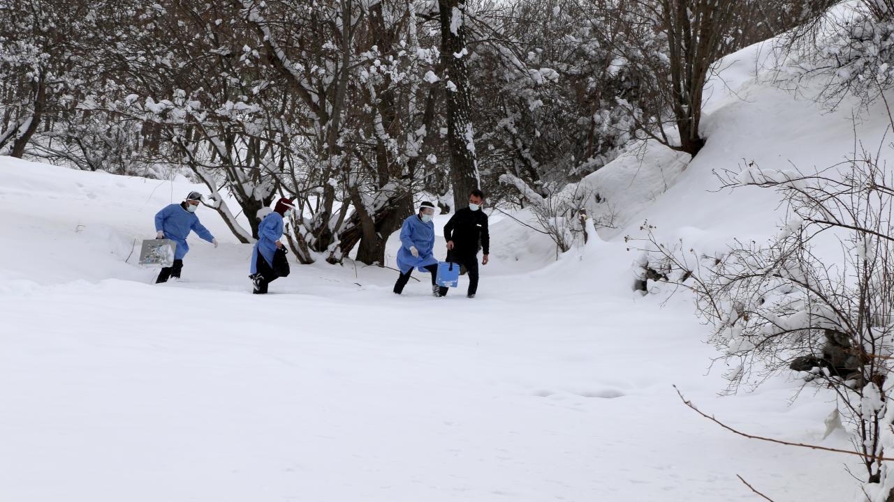 Aşı ekibinin zorlu yolculuğu 