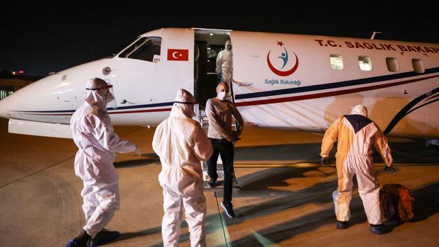 Tanzanyadaki Covid-19 hastası 3 Türk vatandaşı ambulans uçakla yurda getirildi