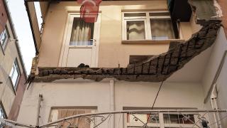 İstanbul’da 3 katlı binanın ikinci katındaki balkon çöktü