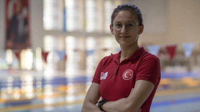 Milli yüzücü Beril Böcekler olimpiyat A barajını geçti