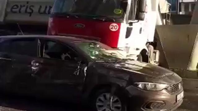 Beylikdüzünde kontrolden çıkan kamyon iki araca çarptı