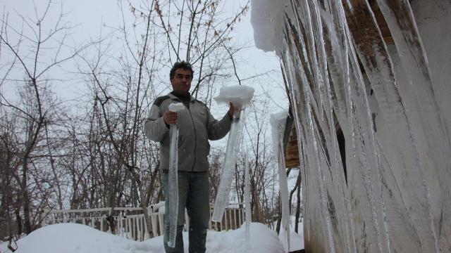 Hakkaride 2 metrelik buz sarkıtları oluştu