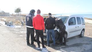 Uygulamaya takılmamak için geri geri kaçtılar