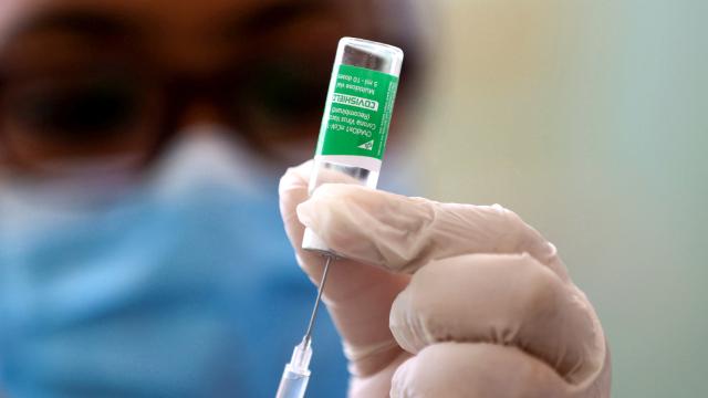 İngiltereden "Covishield" adımı: Uluslararası seyahatlerde tanınacak