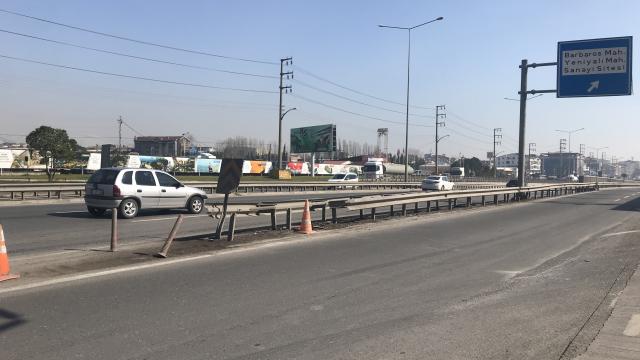 Kocaelide bariyerlere çarpan otomobilin sürücüsünün yaşamını yitirdiği kaza güvenlik kamerasında