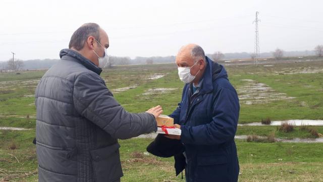 Edirne Valisi merada yalnızken bile maske takan köy sakinini tebrik etti