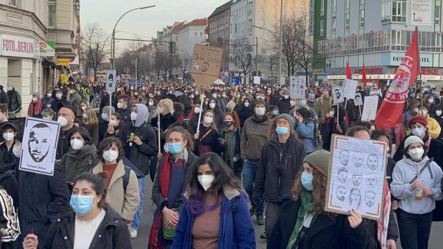 Hanau kurbanları için düzenlenen yürüyüşe binlerce kişi katıldı