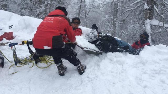 JAK timi kayak yaparken pistten çıkan turisti kurtardı