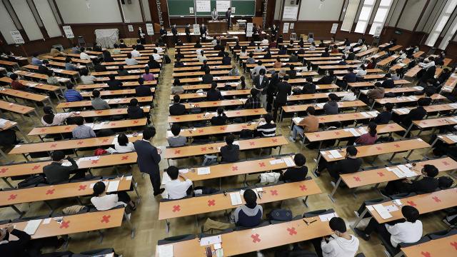 Japonyada 5 bin 800 öğrenci salgın nedeniyle okulundan ayrıldı