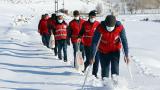 Kızılay gönüllüleri karlı yolları aşarak ihtiyaç sahiplerine yardım ulaştırıyor