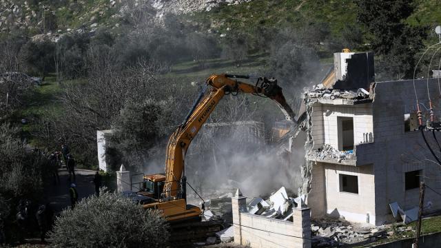 İsrail Filistinlilere ait bir evi daha yıktı