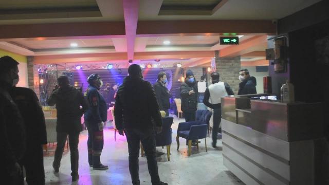 Rehine ihbarına giden polis, 20 kişiyi partide yakaladı