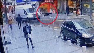 Pencereden atladı, yoldan geçen adamın üstüne düştü