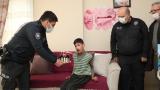 Mersin polisi, engelli bir çocuğa sürpriz ziyarette bulundu
