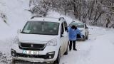 Sağlık ekibi karlı yolları aşarak aşı ulaştırdığı yaşlı çifti duygulandırdı