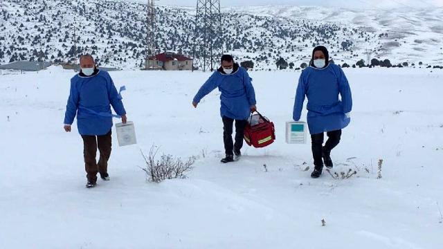 Karlı yolları aşarak 84 yaşındaki kadına COVID-19 aşısı yaptılar