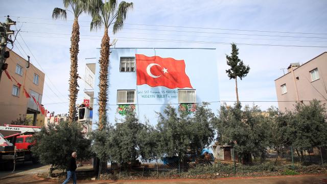 Mersinde şehit ailelerinin evlerine Türk bayrağı resmediliyor
