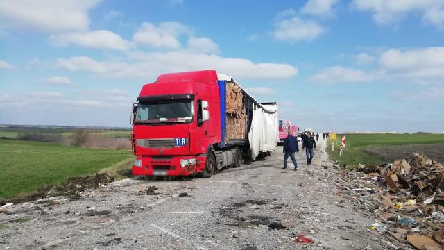 Kırklarelinde tır devrildi, yol ulaşıma kapandı