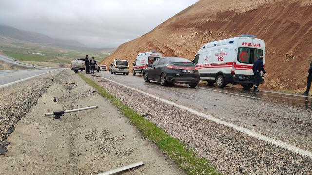 Şırnakta sağlık görevlilerinin bulunduğu pikap takla attı: 4 yaralı