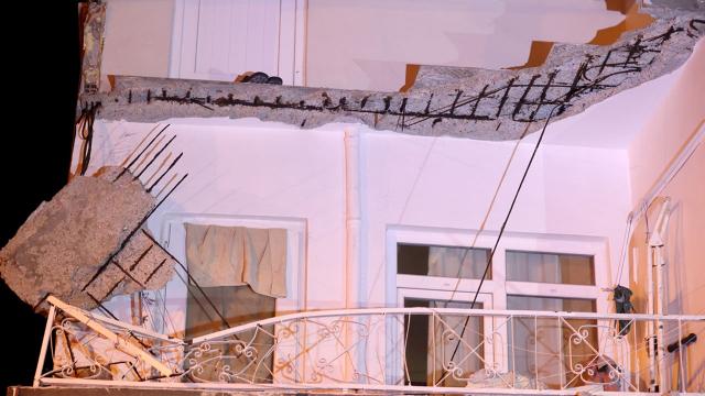 Zeytinburnunda balkon çöktü: Bir araç zarar gördü