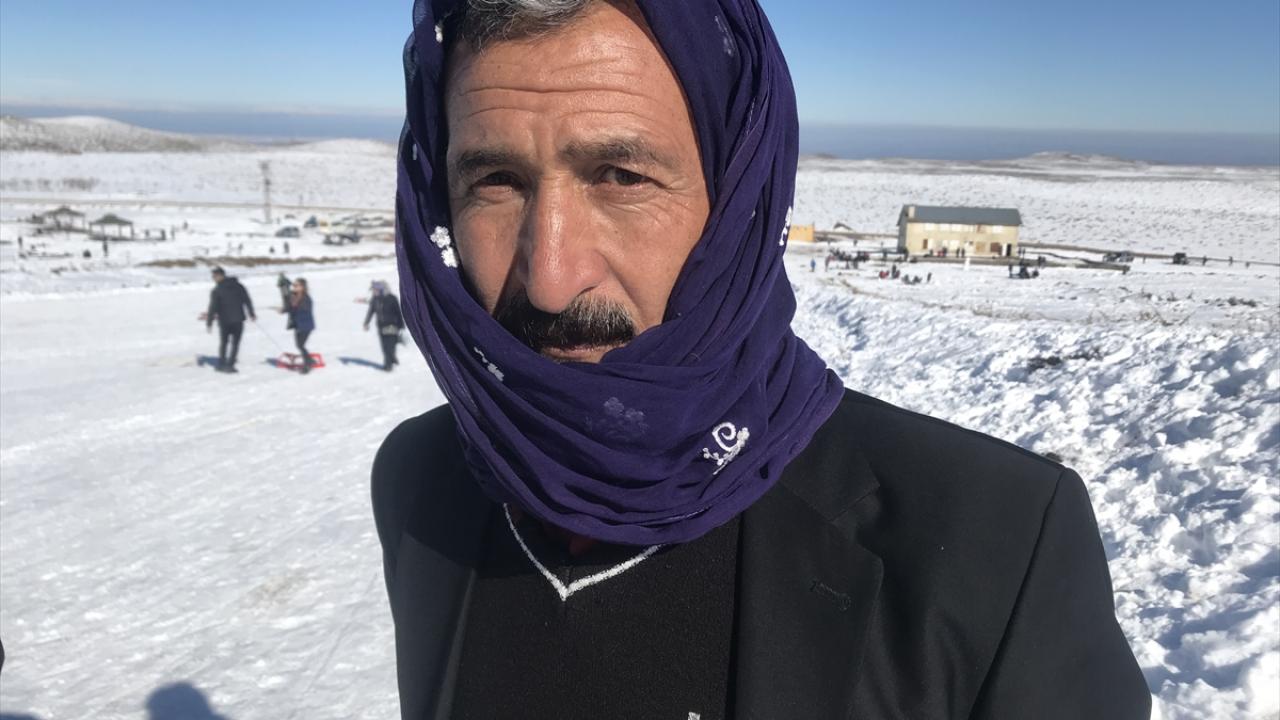 Şalvarıyla kayak yaptı