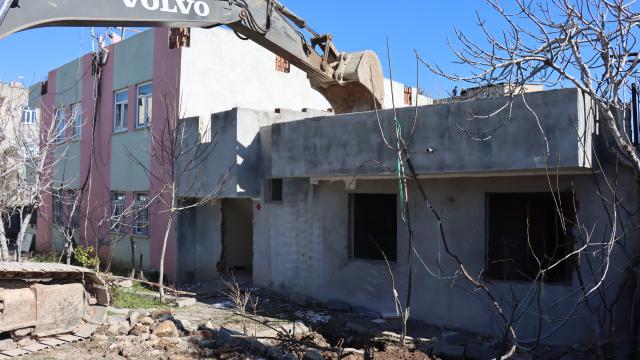 Adıyamanda kentsel dönüşüm projesi kapsamında evlerin yıkımına başlandı