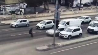 Ankara'da "dur" ihtarına uymayan şüpheli polise çarptı