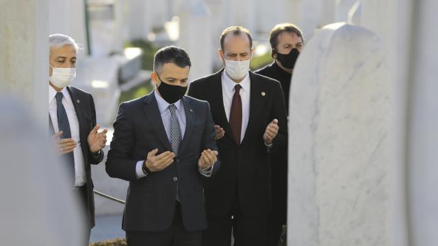 Bakan Pakdemirliden Aliya İzetbegoviçin kabrine ziyaret