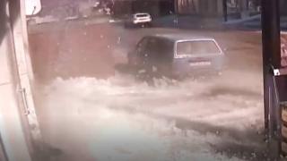 Çatıdan düşen buz kütlesinden son anda kurtuldu