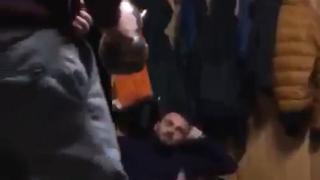 Çaydanlık şakası yapan kuzenini televizyonla kovaladı