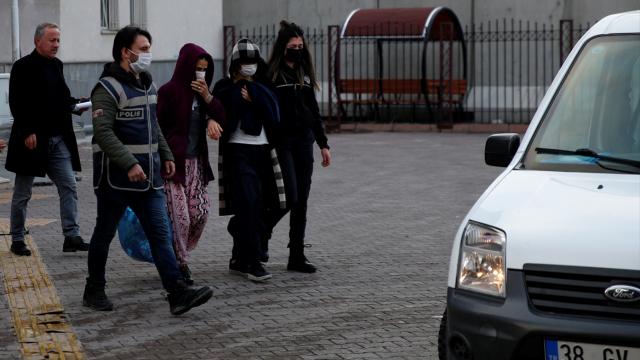 Haklarında kesinleşmiş hapis cezası bulunan 2 hükümlü yakalandı