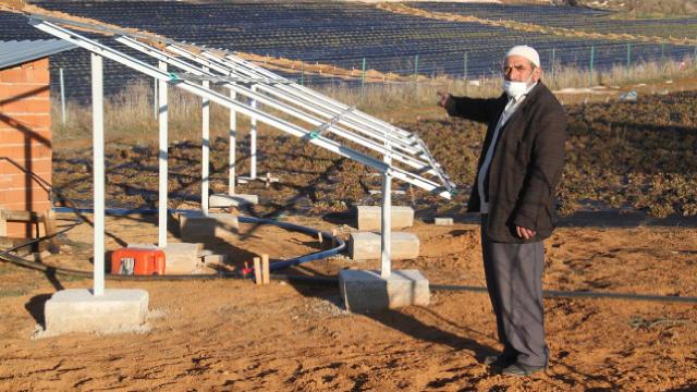Güneş panelleri çalınan çiftçiler tarlalarda nöbet tutuyor