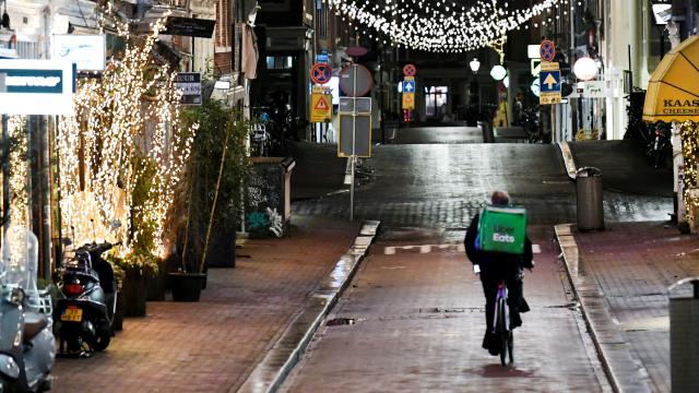 Hollandada sokağa çıkma kısıtlaması uzatıldı