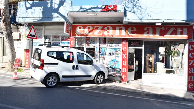 Kahramanmaraşta el freni çekilmeyen hafif ticari araç iş yerine çarptı