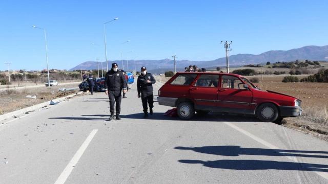 Burdurda otomobil ile jandarma aracı çarpıştı: 3ü asker 4 yaralı