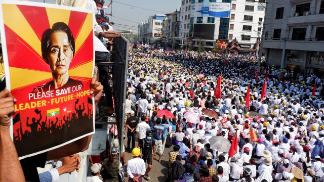 Myanmarda darbe karşıtı gösteriler sürüyor