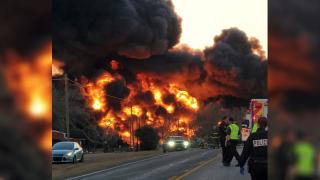 Petrol yüklü tren, kamyonla çarpıştı: Alevler göğe yükseldi
