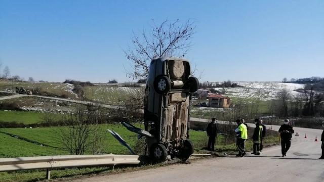 Kocaelide bariyere çarparak dik duran otomobilin sürücüsü yaralandı