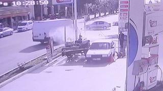 Çalışır halde bırakılan traktör iki araca çarptı