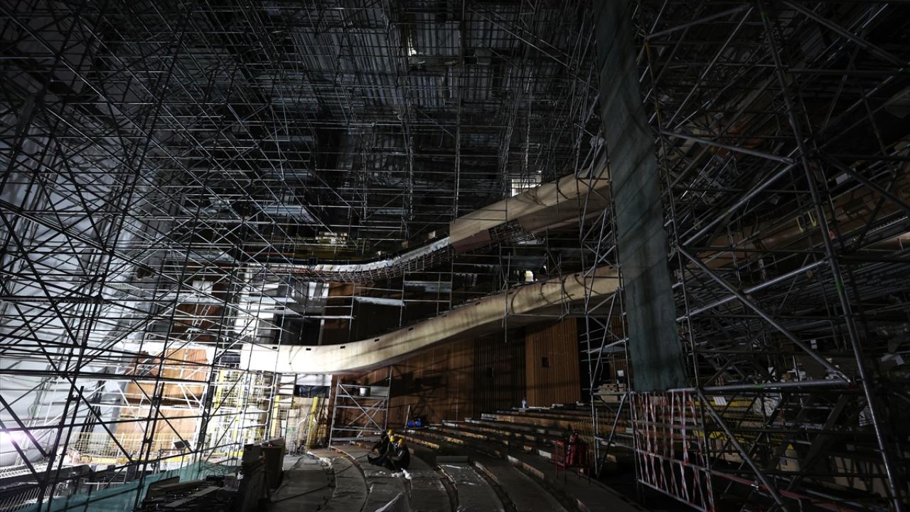 2 bin 40 kişilik opera salonu