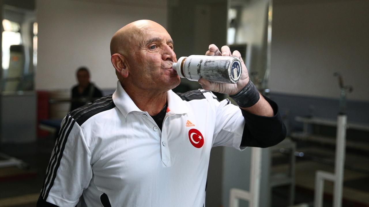 "Naim Süleymanoğlu ile aynı evde kaldık"