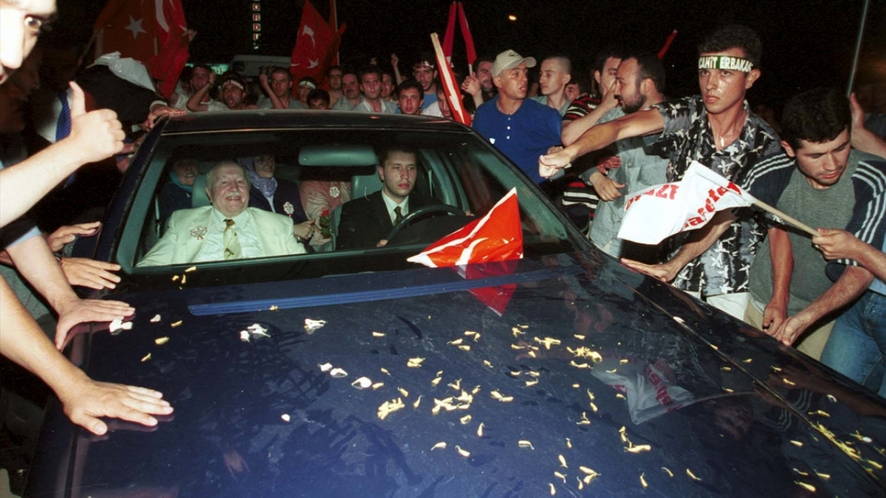 54. Hükümet`te başbakanlık yaptı