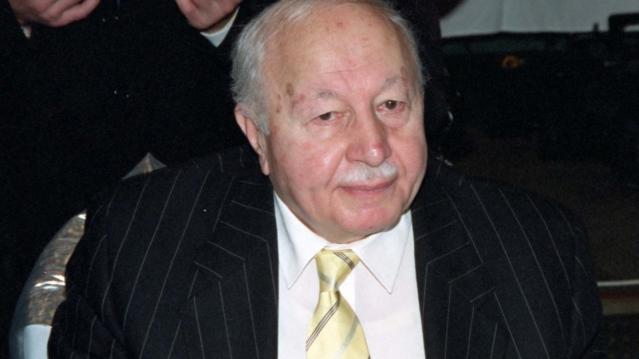 Başbakanlıktan istifa etti