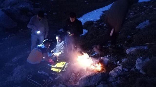 Kayalıklara düşen çobanların imdadına ekipler yetişti