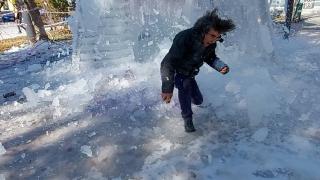 Dekan, çalışmasından kopan buz kütlesinden son anda kurtuldu