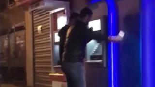 Çaldıkları paraları halay çekerek ATM’ye yüklediler
