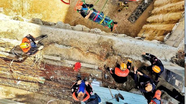 İnşaat temeline düşen işçiyi AFAD ve itfaiye kurtardı
