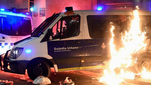 İspanyada olaylı protesto: Polis aracını yaktılar