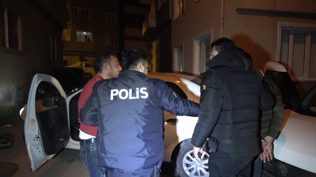 Polisten kaçan sürücünün aracı önce duvara sonra ekip otosuna çarptı